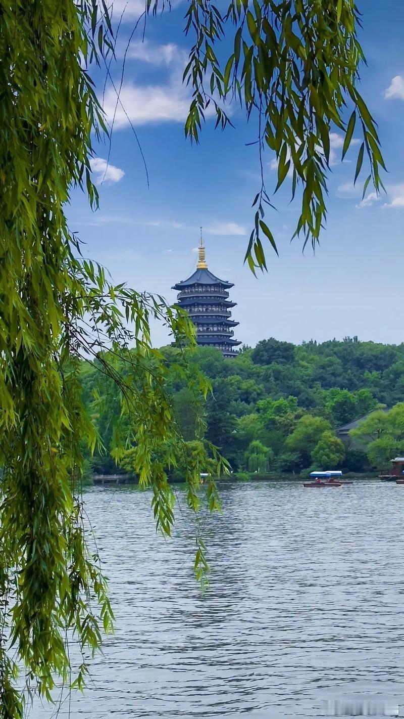 在西湖旅拍成为杭州旅游标配在杭州拍国风大片氛围感拉满杭州旅游，西湖旅拍是不容错过
