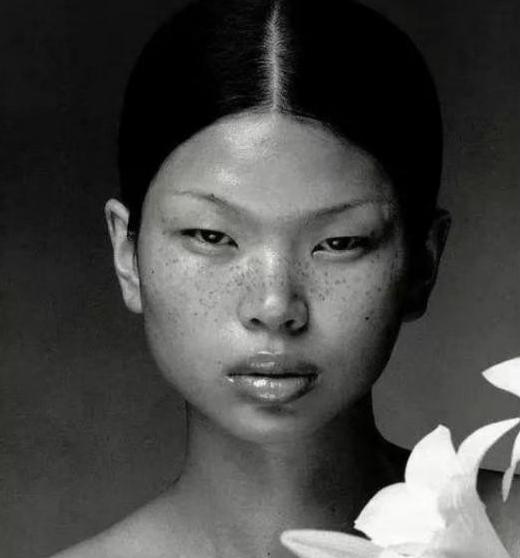 1999年，18岁的吕燕去面试模特，她满脸雀斑，一个男人对她说:“你真漂亮，真好