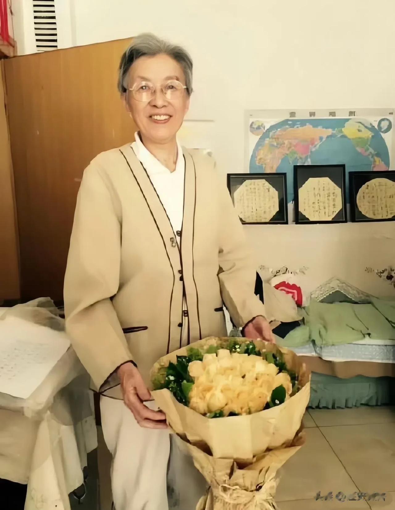 谢静宜，曾任毛主席机要秘书长达17年，38岁任北京市委书记。