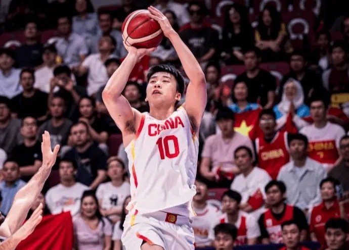 上半场结束，中国男篮46-35领先韩国男篮。中国男篮数据：王俊杰狂砍15分5篮板