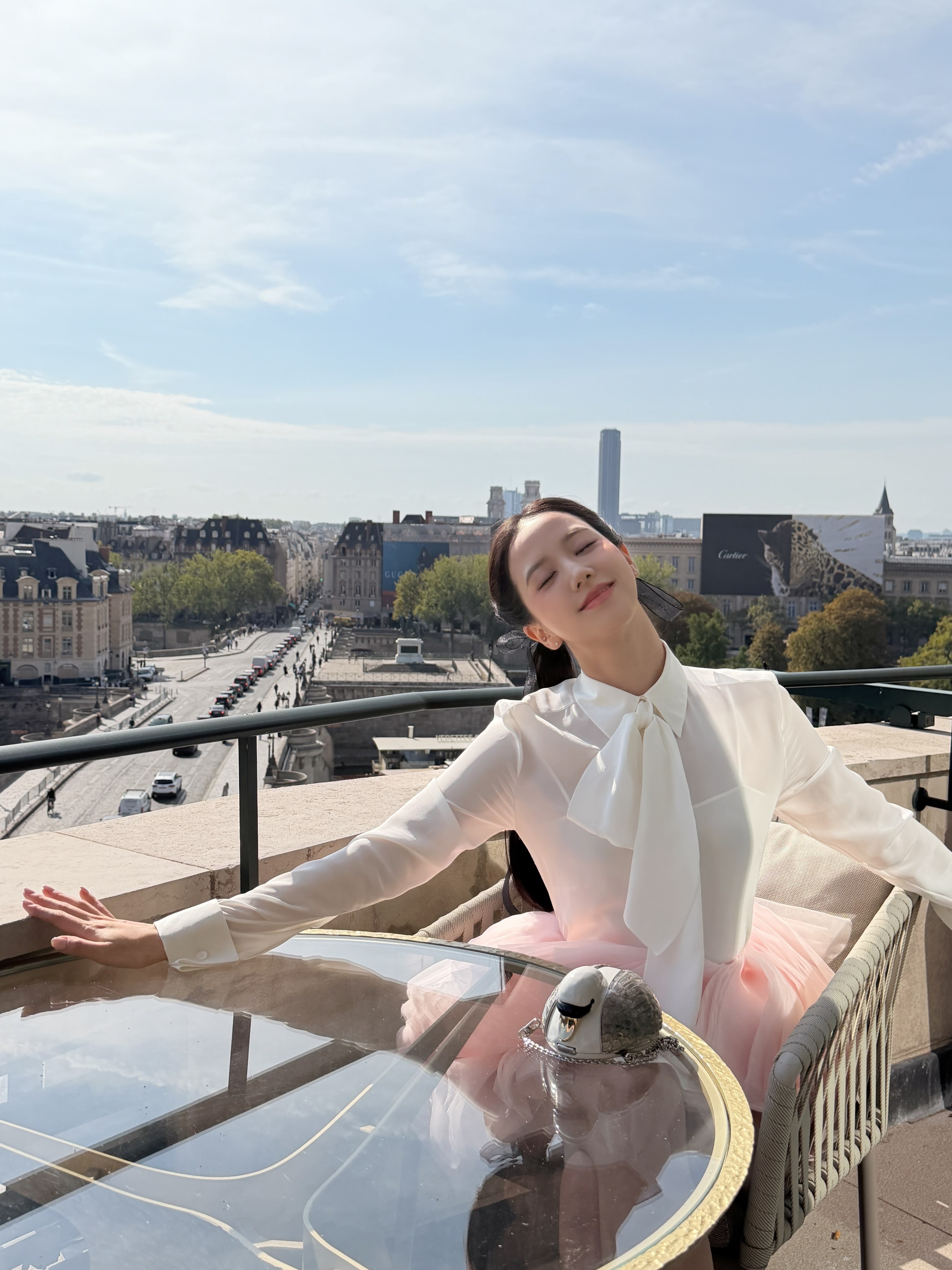 智秀 更新Parisienne Jisoo 🦢 玩的开心~