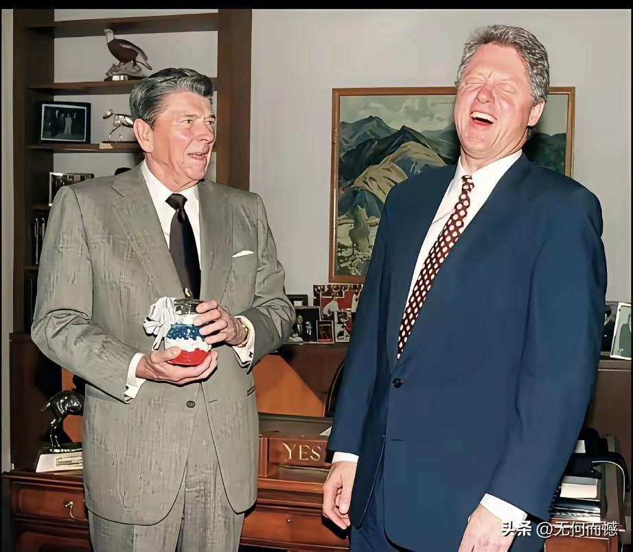 克林顿在里根面前，闭着眼睛大笑，感觉里根对此比较尴尬，甚至表现出了有些不知所措的