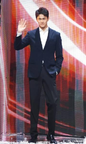孙杨西装造型好板正 家人们谁懂啊！孙杨在PEL全明星夜的西装造型简直帅到犯规！宽