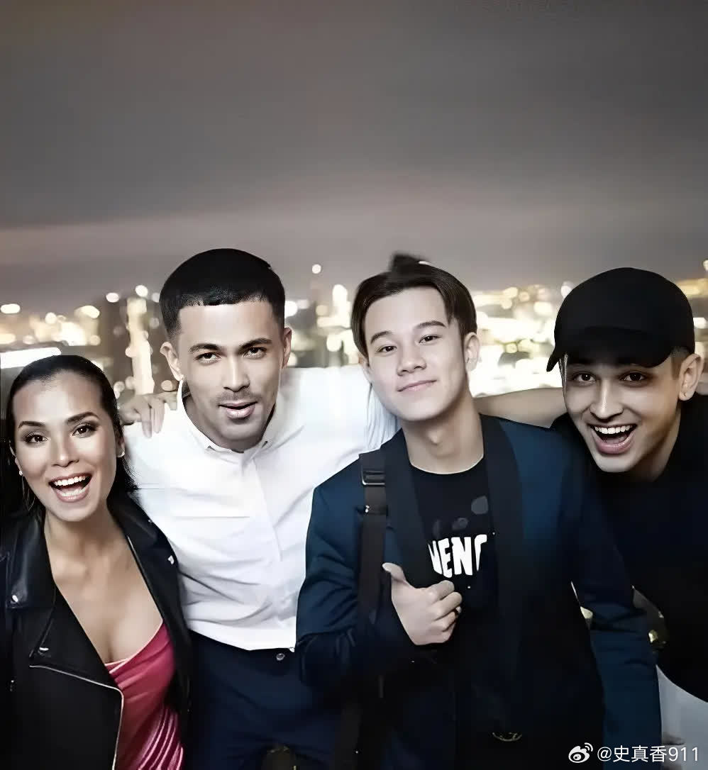 1990年，27岁的韦唯与42岁侯耀文热恋，消息一经曝光，舆论哗然，与韦唯相恋4