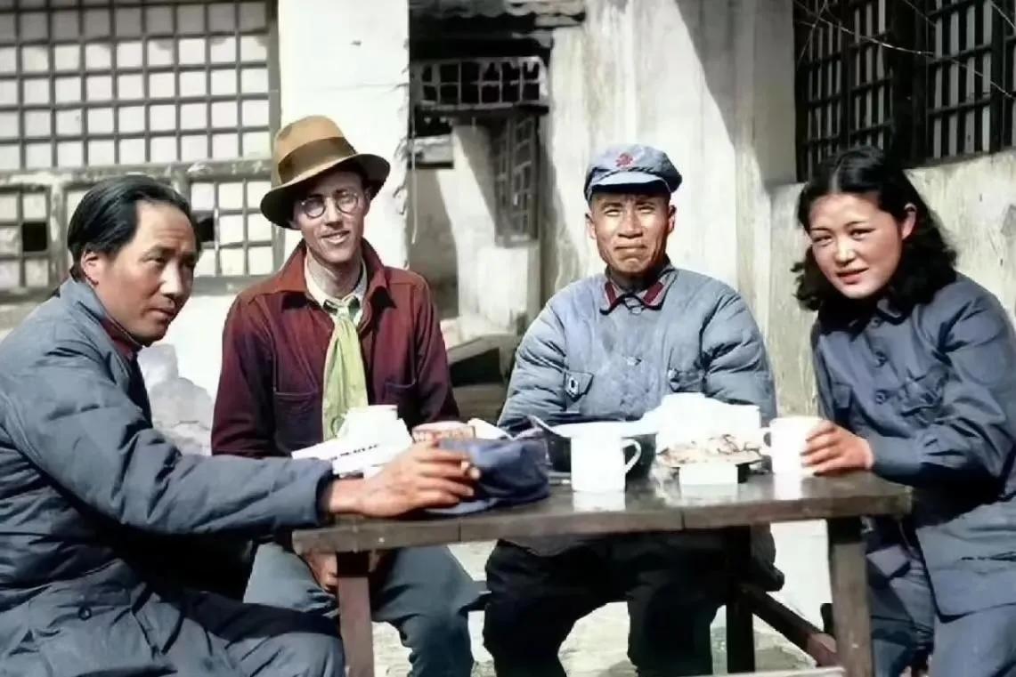 照片中这个和毛主席、朱老总合影的女人，就是当年的延安第一美女吴莉莉。