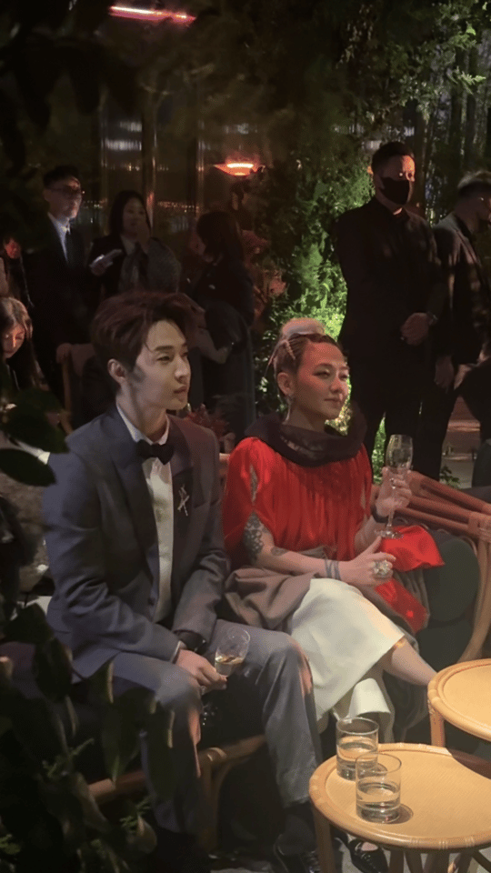 Henry范晓萱同框 谁懂啊！Henry和范晓萱坐在一起也太搭了，气质干净又温柔