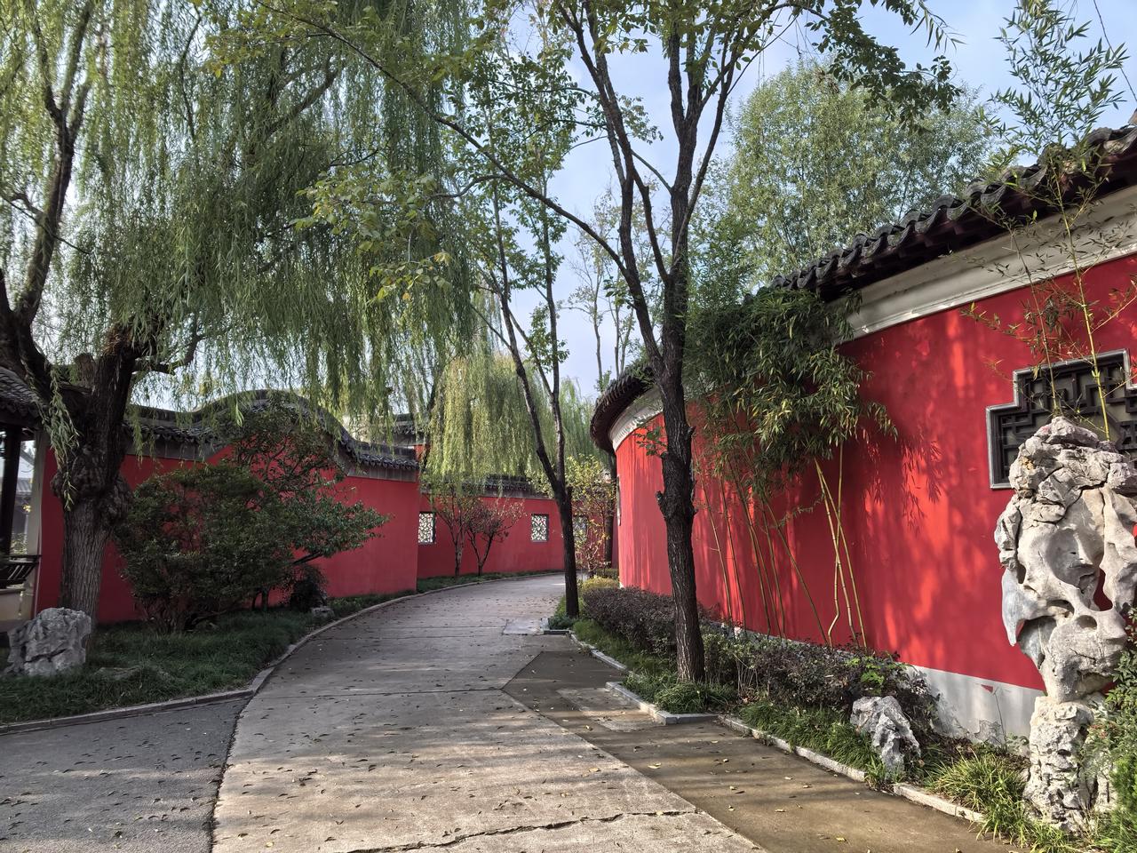 临沂龙园是一处集古城寻幽、恐龙探奇与田园揽胜于一体的综合性文化旅游区。值得一游！