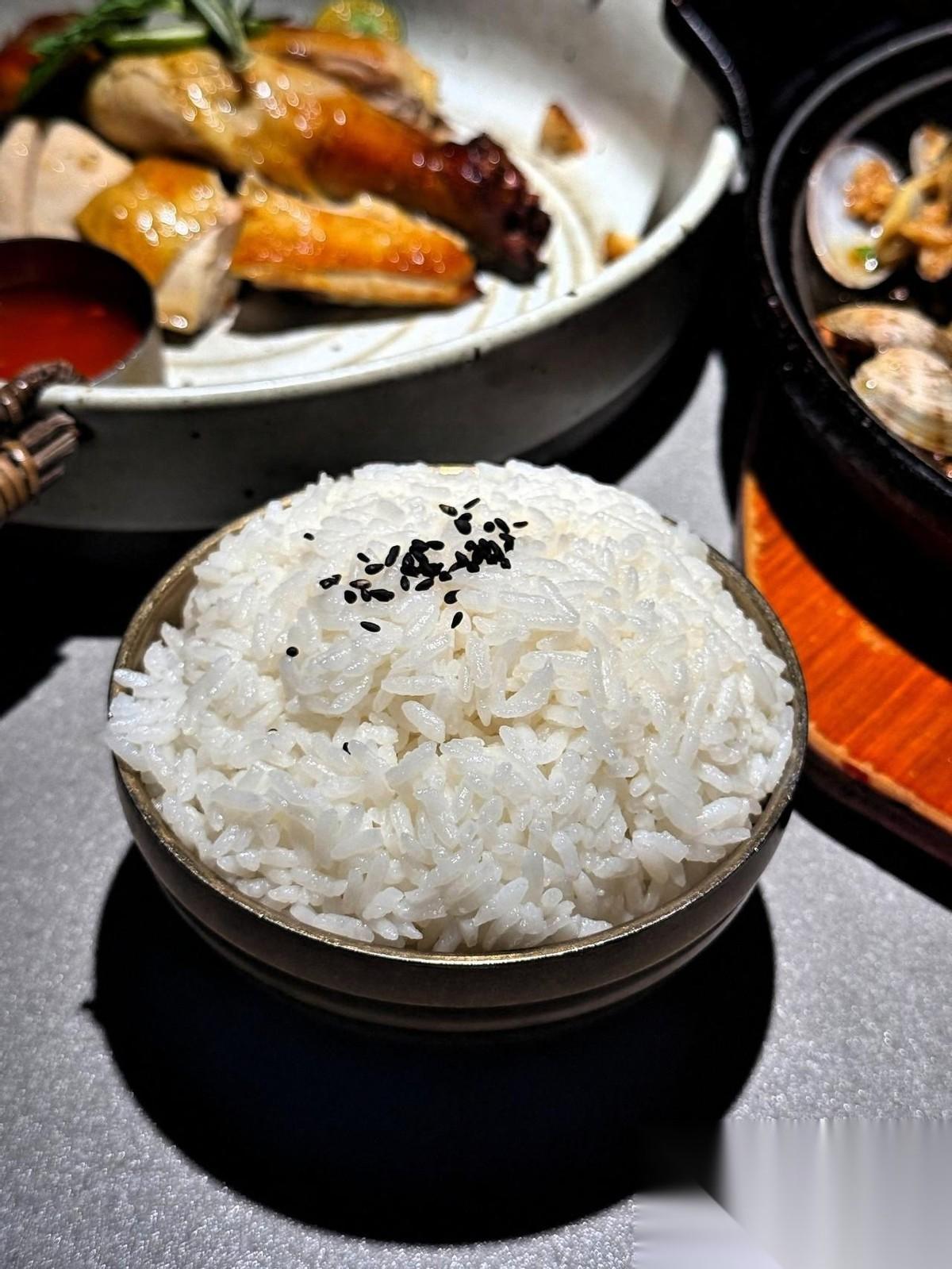 陕西渭南，7名游客爬完华山到一家餐馆吃饭，几人饿坏了，点了三盆米饭和一些菜，总消