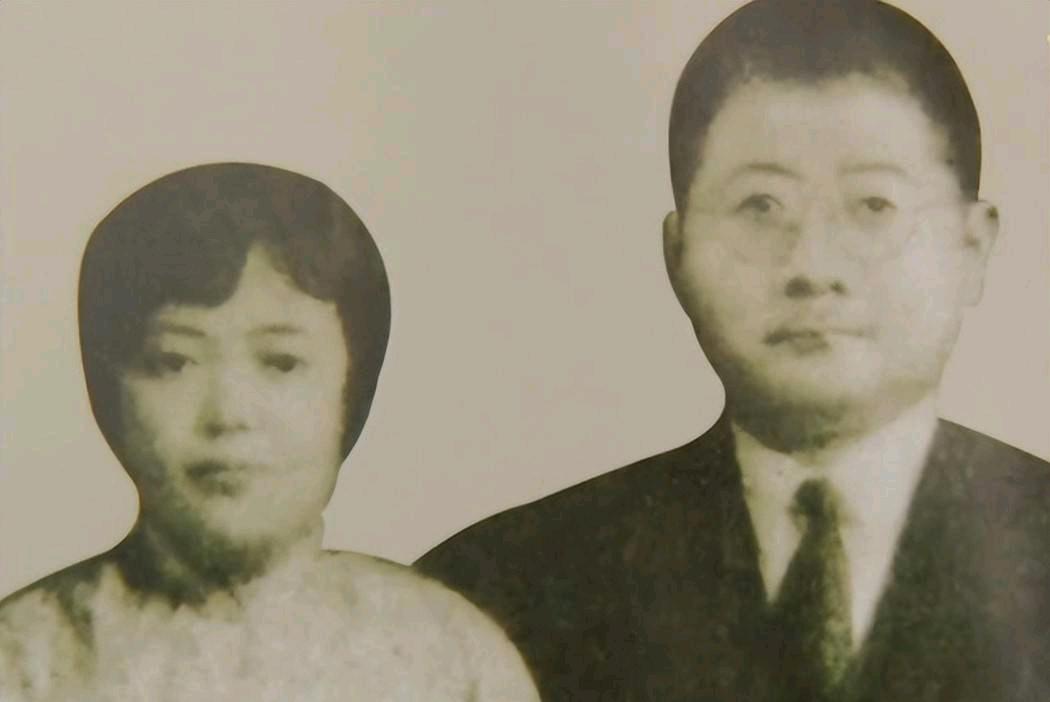 吉鸿昌被害牺牲以后，他的妻子胡红霞卖掉所有的资产赎回了尸体，不经意间发现丈夫口袋