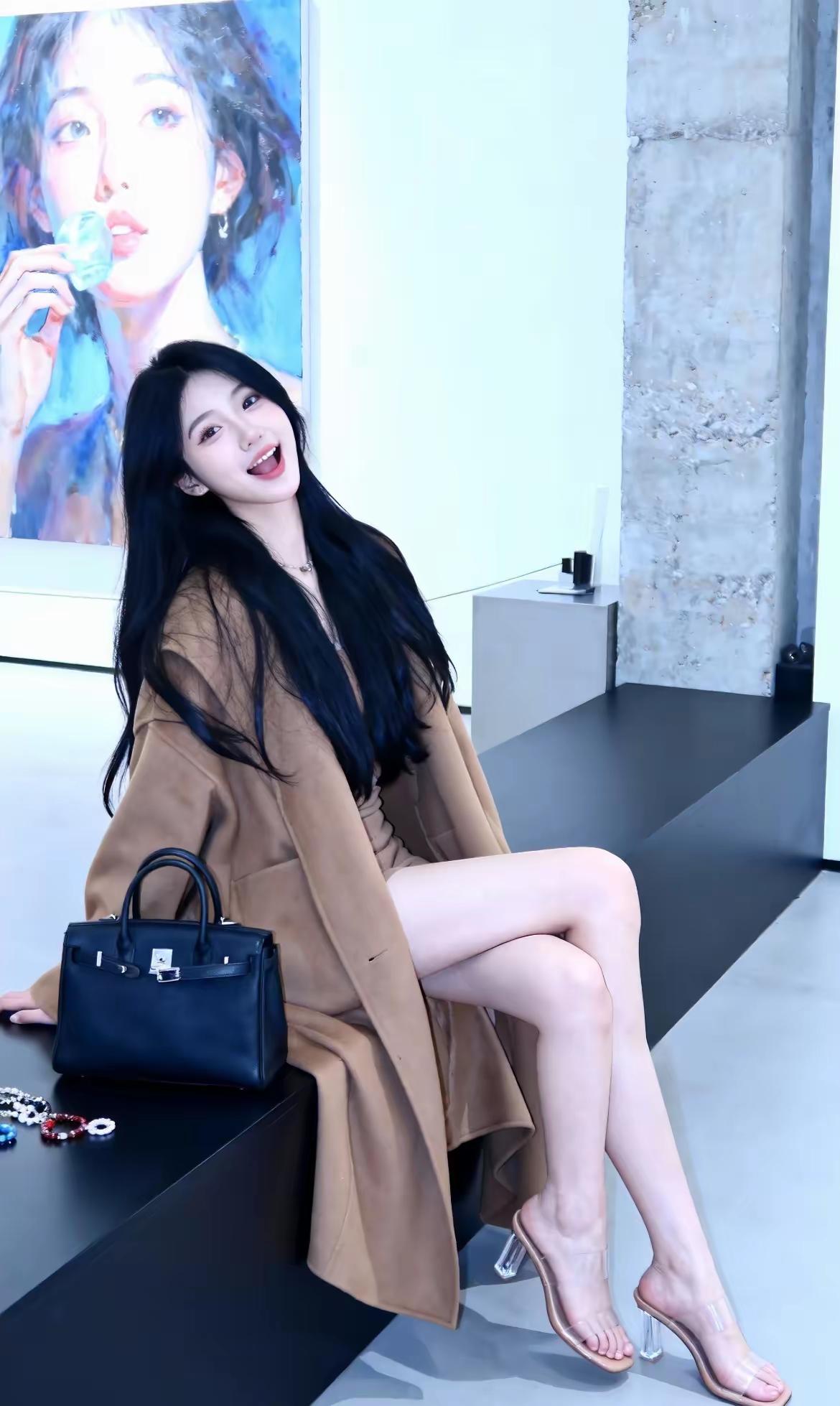 优雅黑裙搭配透明高跟鞋，尽显都市女性魅力！👠👗💄