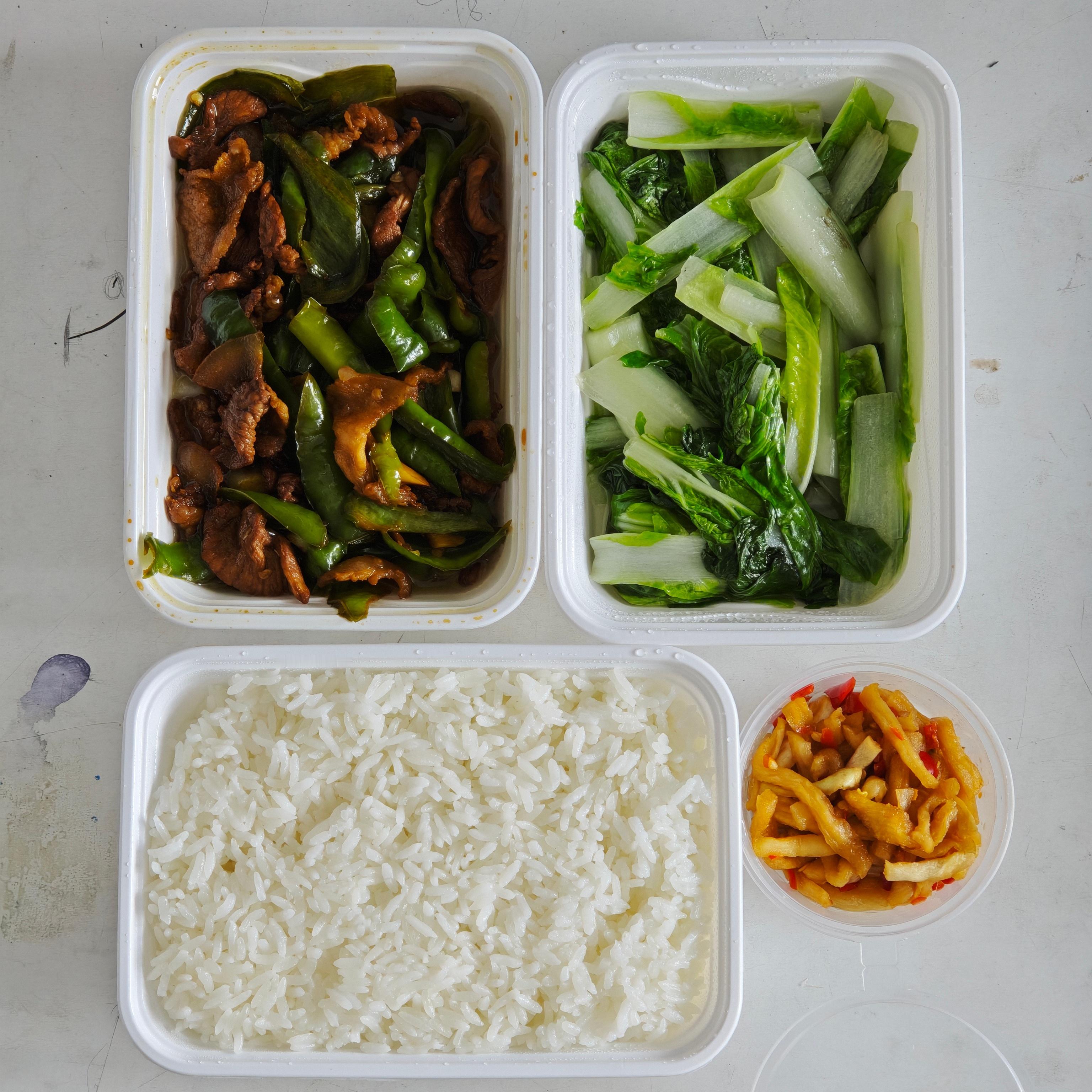 外卖好久没挖到宝了，辣椒炒肉加份青菜，送餐快辣椒和青菜都没变色，给前两者打99分