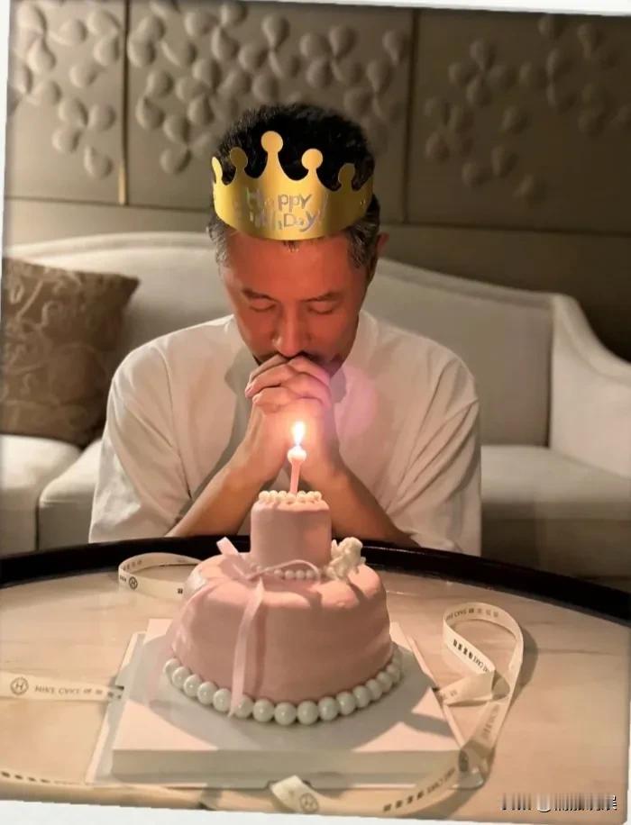 演员任重晒生日照，46岁的他，身材消瘦，两鬓斑白，脸颊无肉，感觉沧桑得有点快啊！