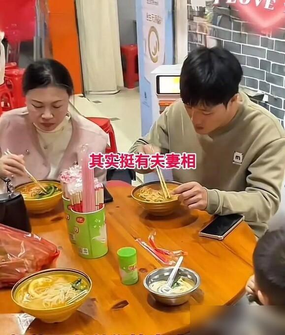 相差16岁？我告诉你，这不是爱情，这是她给自己焊死的一道权力护城河。
19年换