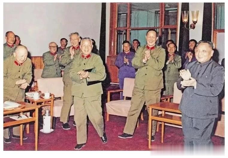 1978年众位开国元勋在一起开怀大笑的场景。其中不仅有伟人，还有军事家和科学家。