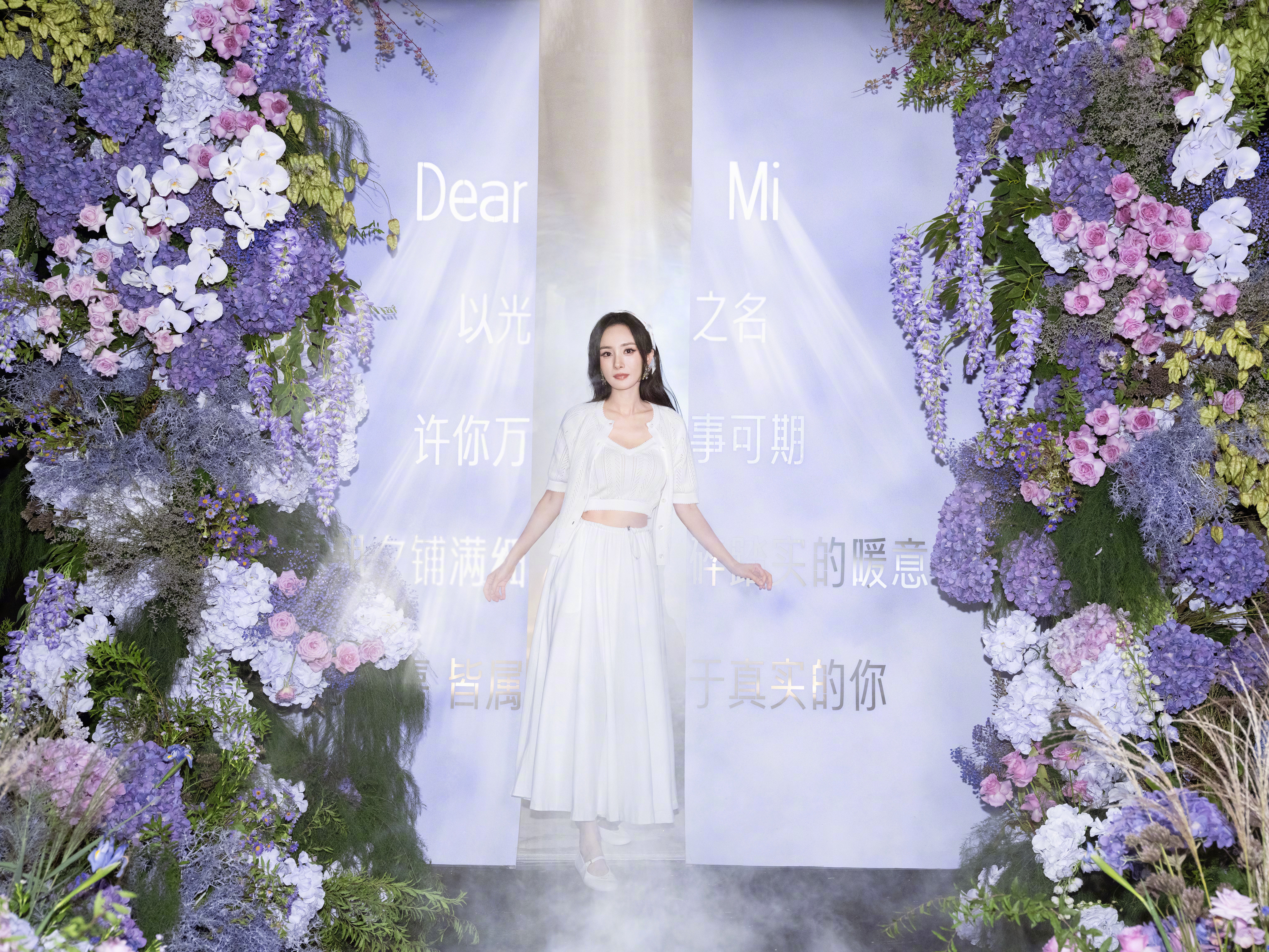 杨幂粉丝给流浪小动物送爱心粮食你在其他地方努力，我们在其他地方与你并肩！我们用我