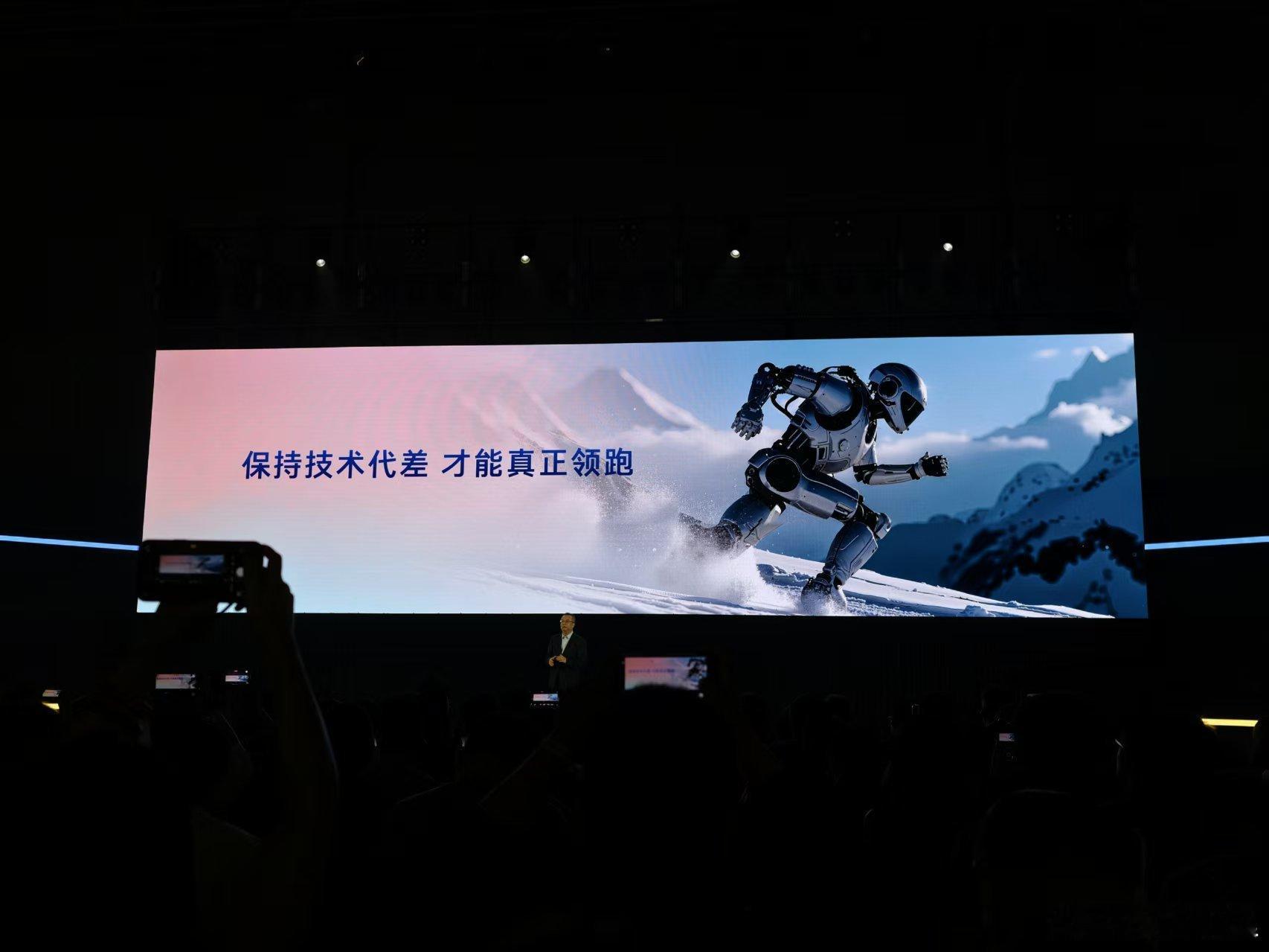 怎么样保持领先，且拥有代差？广汽丰田给出的答案是“全面引入中国科技”，从电子电器