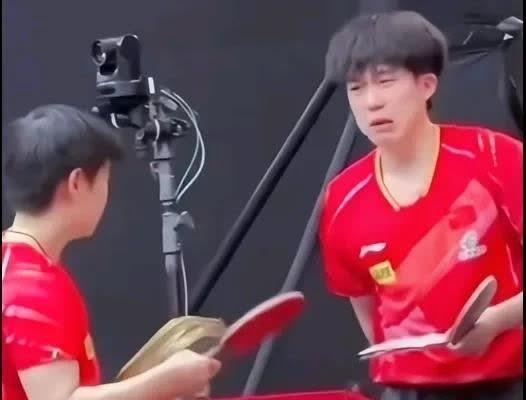 莎莎，我屁股疼！莎莎：你忍着！我又不能给你揉揉！比赛中大头为了一个极限救球，一个