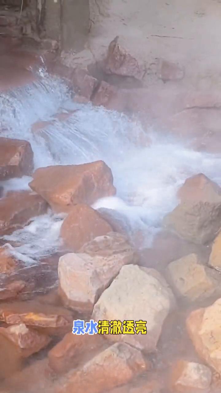 贾鲁河源头，泉水喷涌太清澈，手摸瓶装带回家。
在郑州贾鲁河源头感受大自然的天赐美