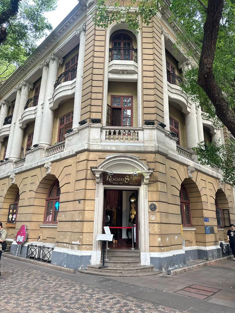 广州沙面岛周末好多人星巴克哈利波特主题，打卡点很多 广州·沙面岛