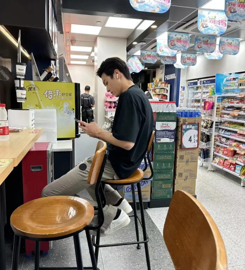 深圳半夜街头偶遇许凯!
和朋友散步看到个很帅的男生进了便利店!仔细看居然是许凯!