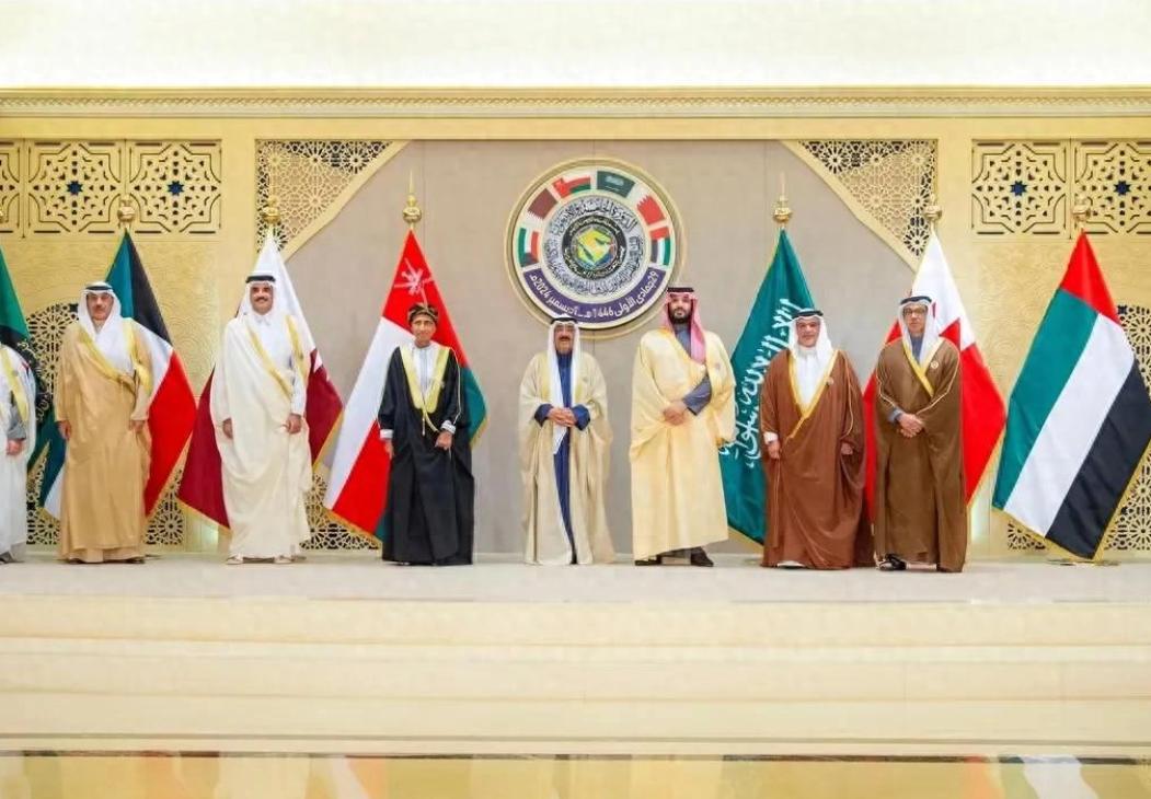 2 月 28 日，美伊开战后，别的国家选择两边都不得罪，沙特却选择 “两边都得罪