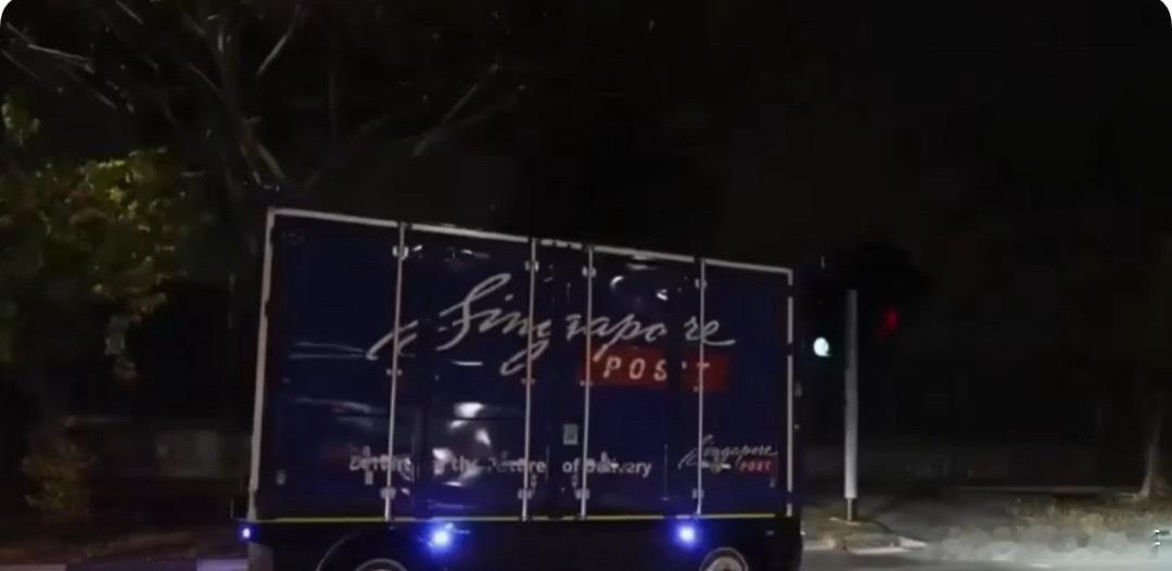 新加坡邮政在淡滨尼，试行自动驾驶电动物流车，往返于新邮政的区域电子商务物流中心和