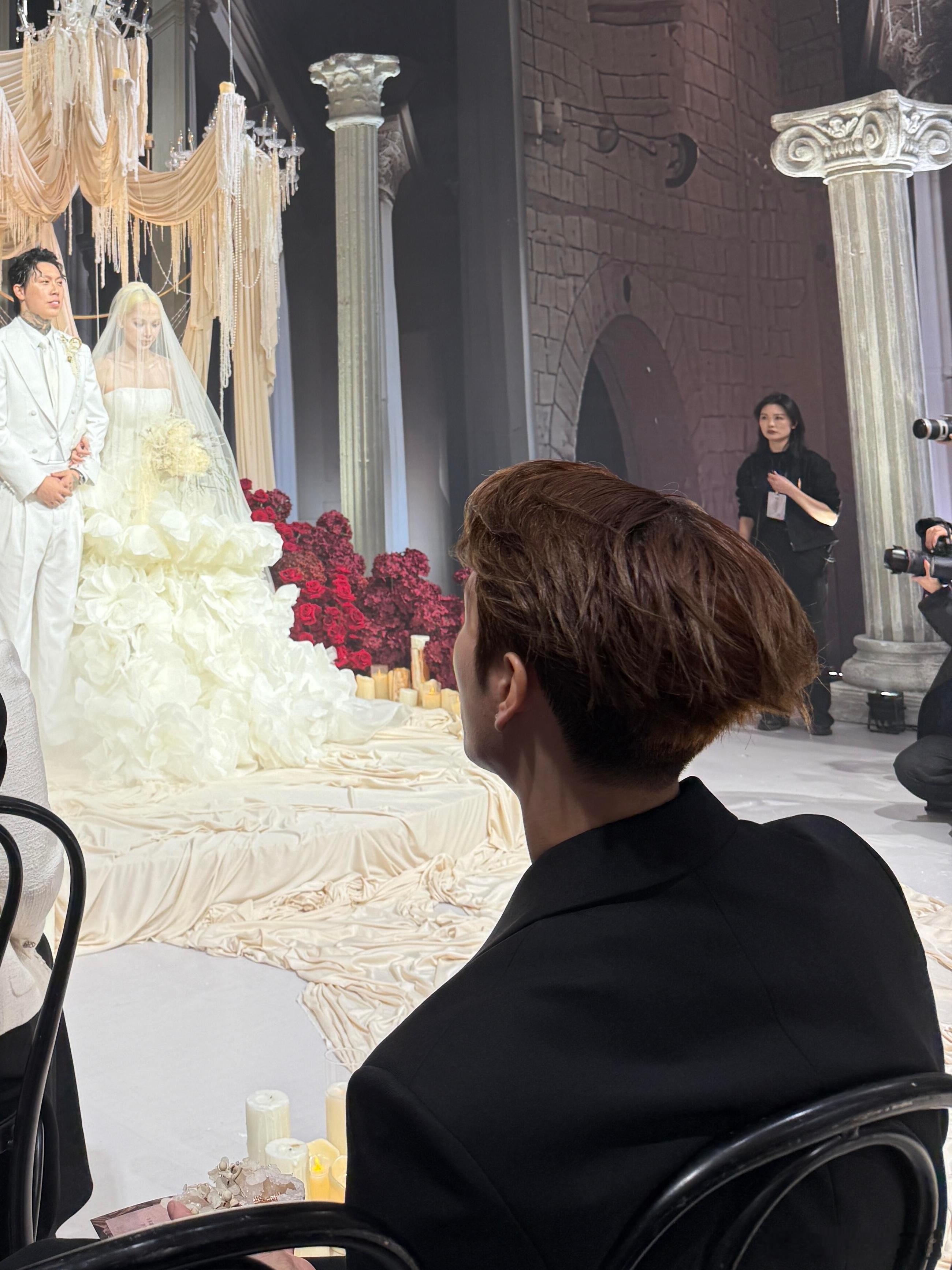 王嘉尔不知道要用他的背影骗走我的心多久王嘉尔 ​​​