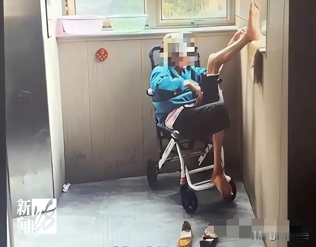 一张空床，一个妈：九旬阿婆在过道熬了近一年，三个女儿到底卡在哪？

门里头摆着空