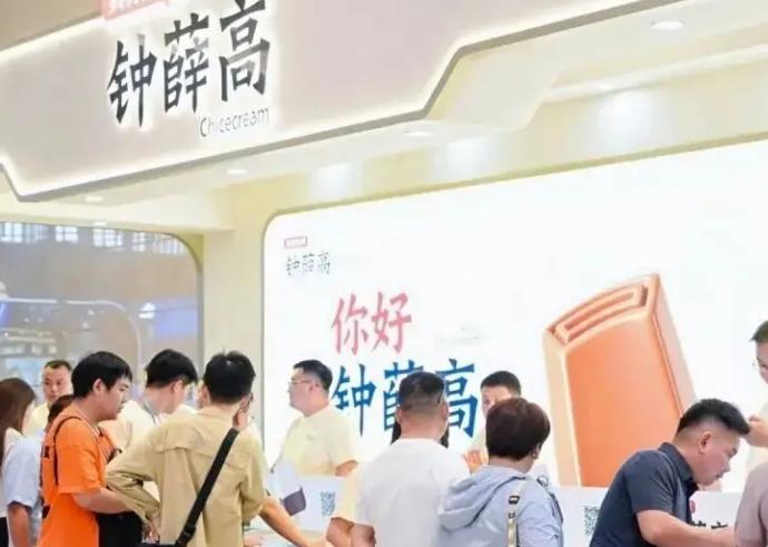 野人先生这回是真踢到铁板了。

罗永浩9月12日一条微博，把这家开1700多家门