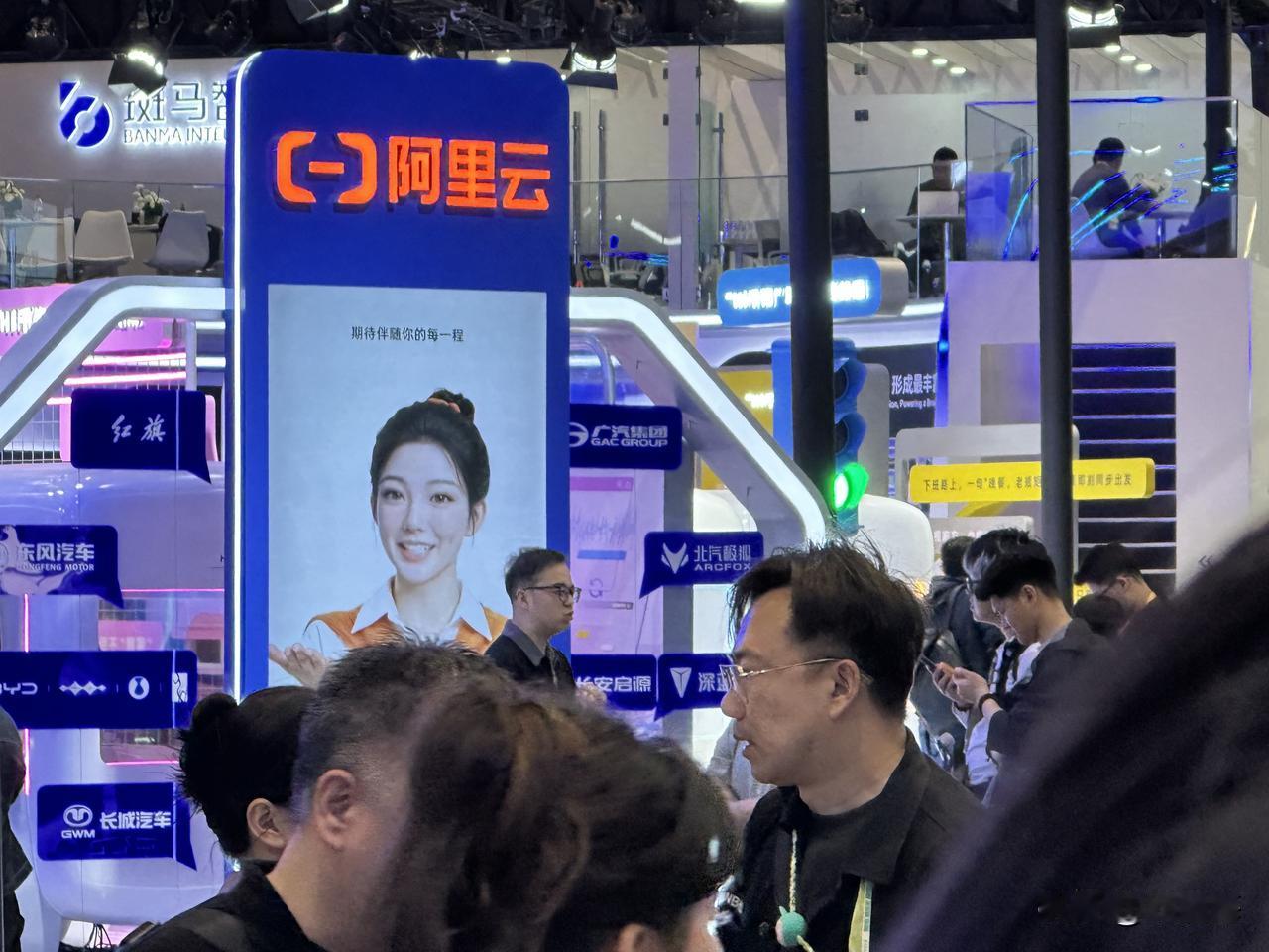 北京车展上这一幕，估计很多人都没想到。

今年北京车展开幕第一天，千问小酒窝形象