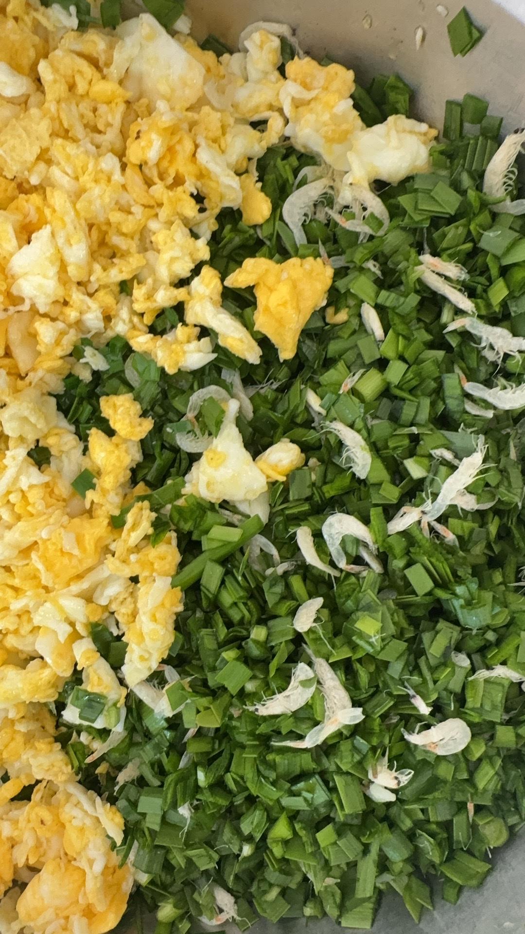 韭菜盒子，绝对是美食界的宝藏！我超爱这一口，每次闻到那股香味就走不动道。
它的做