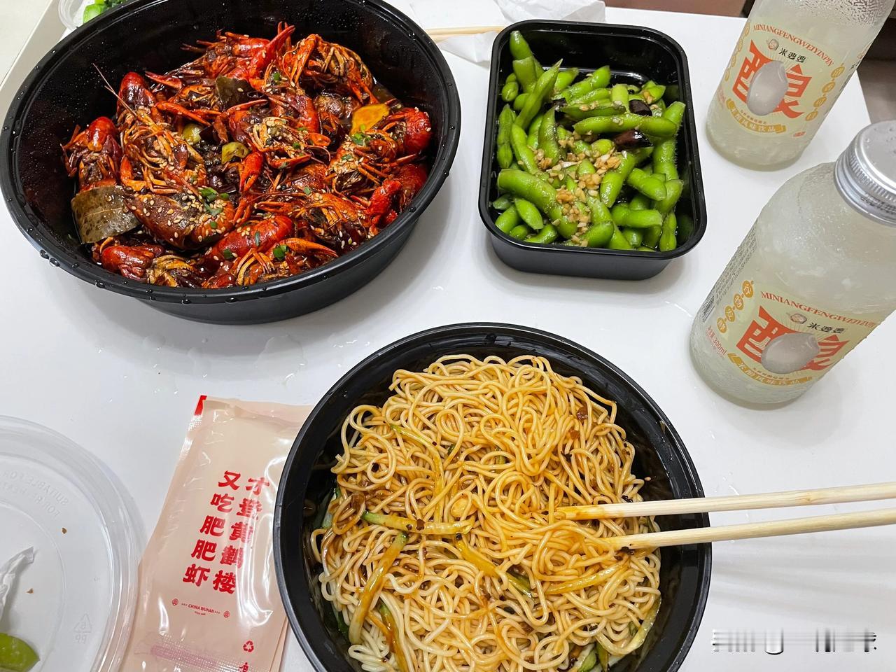 肥肥虾庄的外卖：一份油闷大虾，一份毛豆，两份凉面，两米婆婆米酒 ​​​，一共65