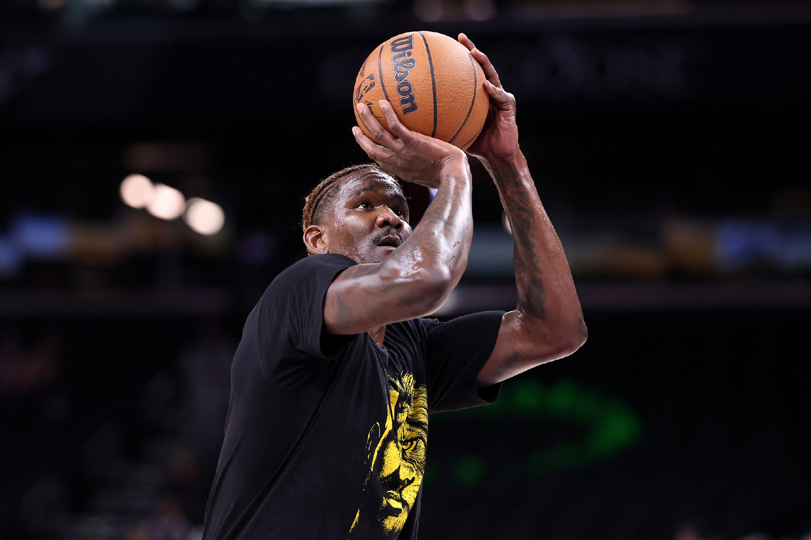 #艾顿又高又硬##湖人vs太阳# 詹姆斯策应，艾顿接球撞开马威双手暴扣，湖人打停