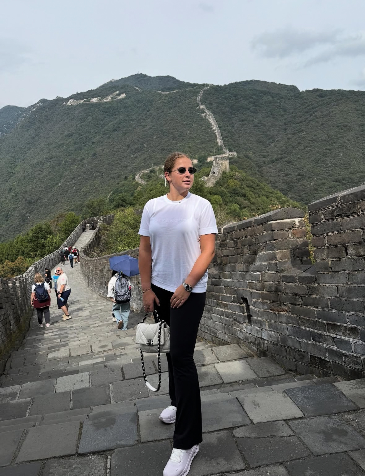 化身旅游博主的奥斯塔彭科前天抵达北京昨天去长城今天去故宫行程满满且无意间大秀名牌
