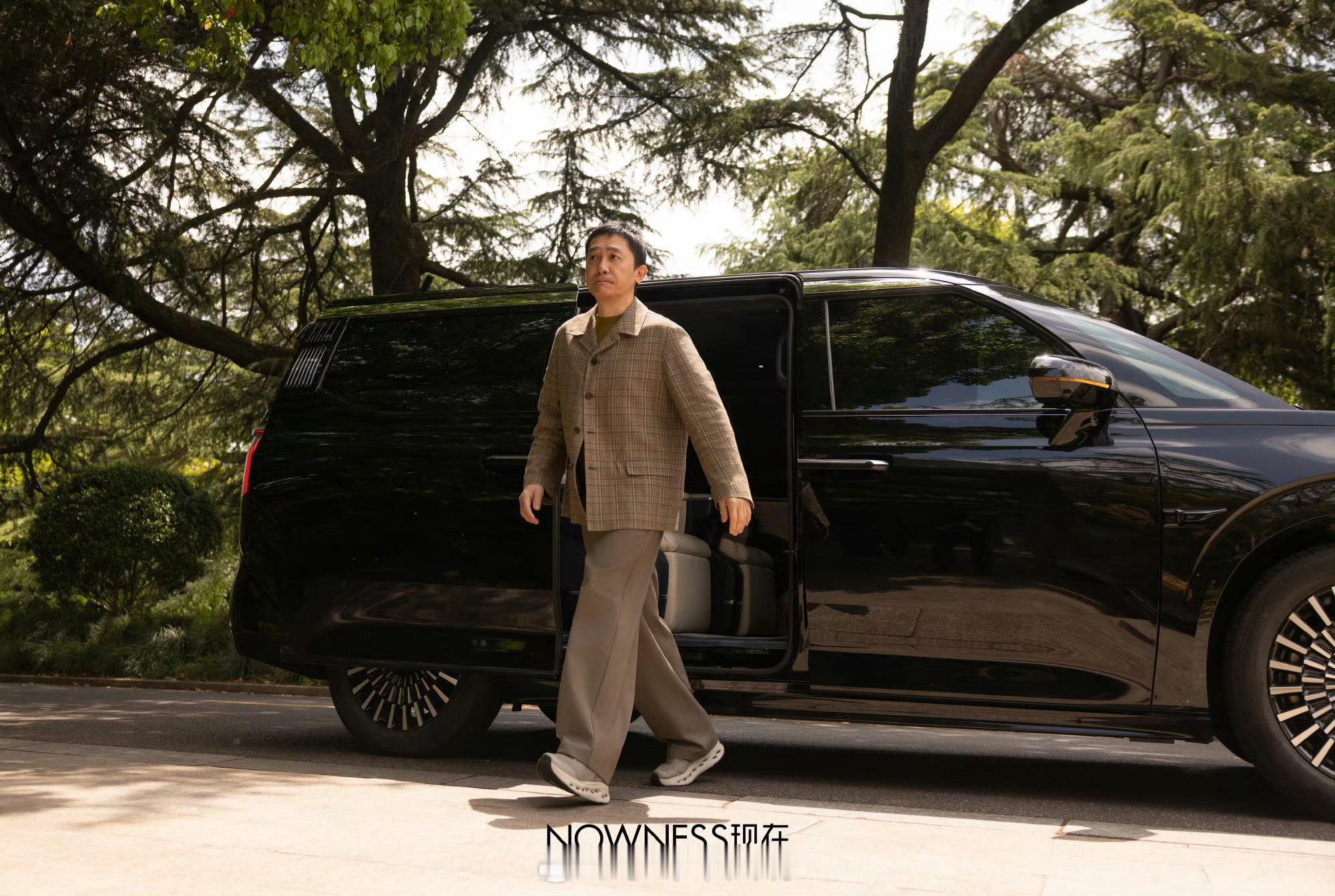 梁朝伟在“寂静的朋友”发布会间隙，坐了坐焕新极氪009。座椅能转45度，上下车方