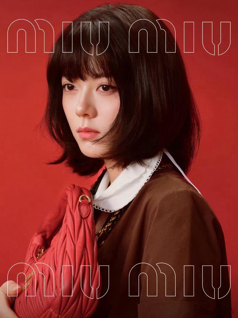 赵今麦miumiu短发红底大片赵今麦miumiu短发红底大片，这个造型好美丽，m
