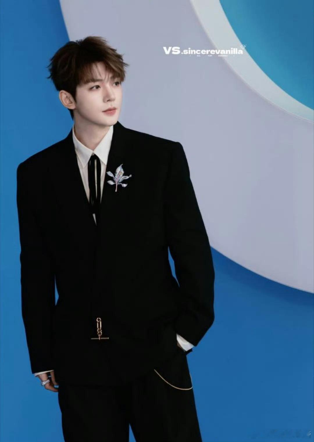 邓为、侯明昊今日活动红毯，谁赢了 