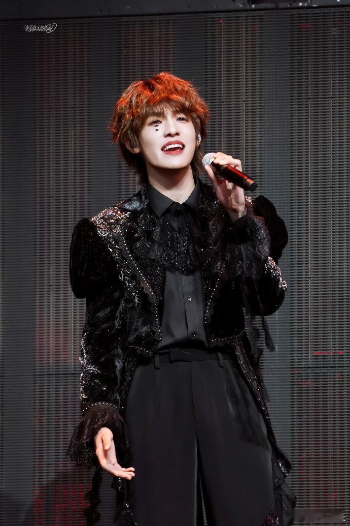 张泽禹穿衣显瘦脱衣有肉 谁能想到张泽禹这么有料，平时穿着衣服完全看不出来，一露肉