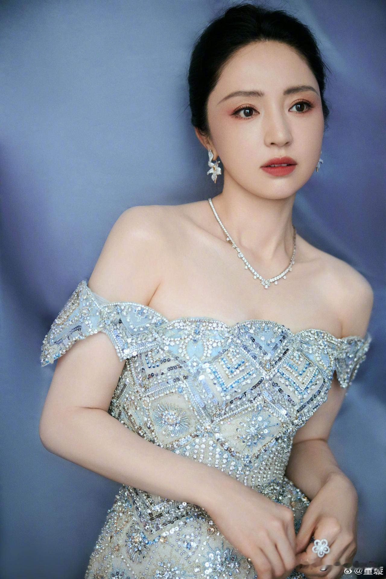 富婆的脑回路真让人摸不清
董璇47岁再婚，原以为他是想要找一个伴，但是她又说因为