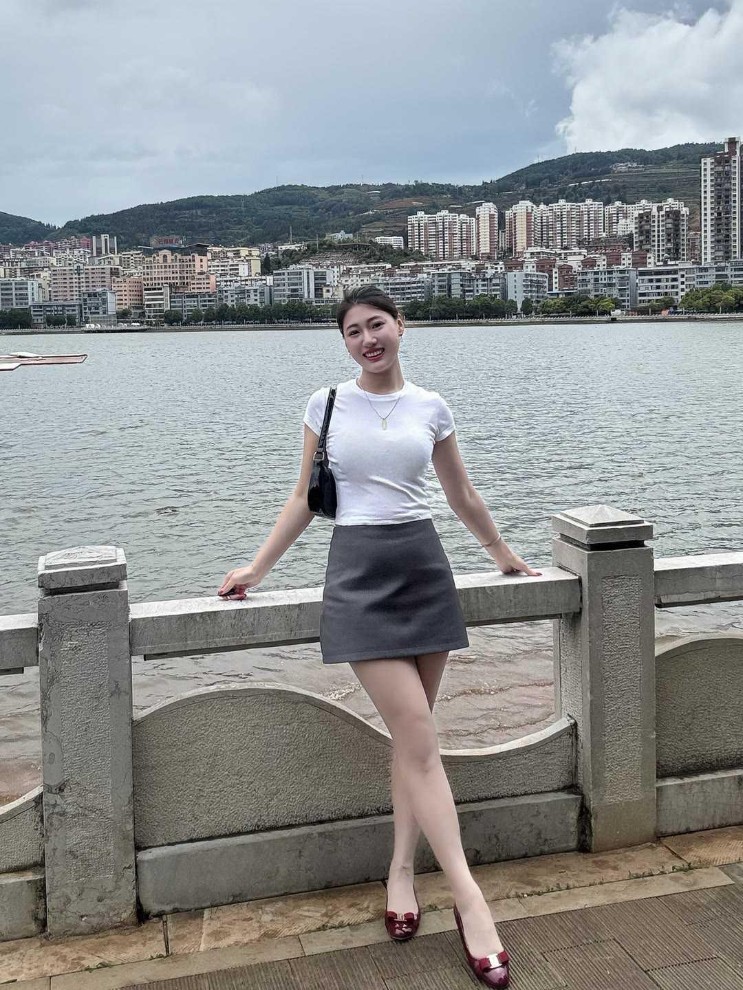 简约日常的夏日穿搭，简单也可以穿出好气质。基础款修身白T恤搭配灰色高腰短裙，经典