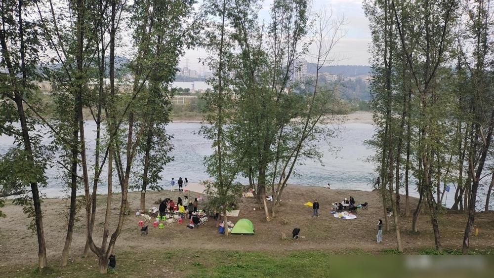 离婚后，做仇人还是做朋友？有些人，离婚之后就老死不相往来，删除所有联系方式，哪怕