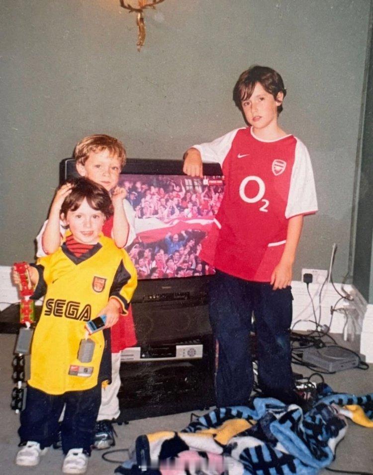 曼城2比1阿森纳 小时候挺可爱，长大了一个成伊卡尔迪，一个成格列兹曼，一个成格瓦