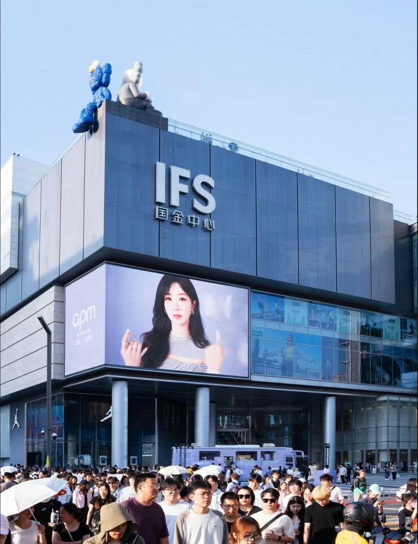 长沙国金APM大屏怼脸杀💥杨紫的脸，是温柔与权威的完美共生。轮廓利落、五官精致