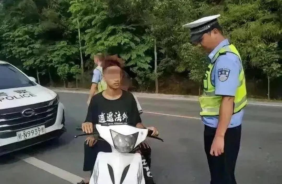 弟呀，就冲这几个字，今天警察叔叔也要跟你玩一会儿！