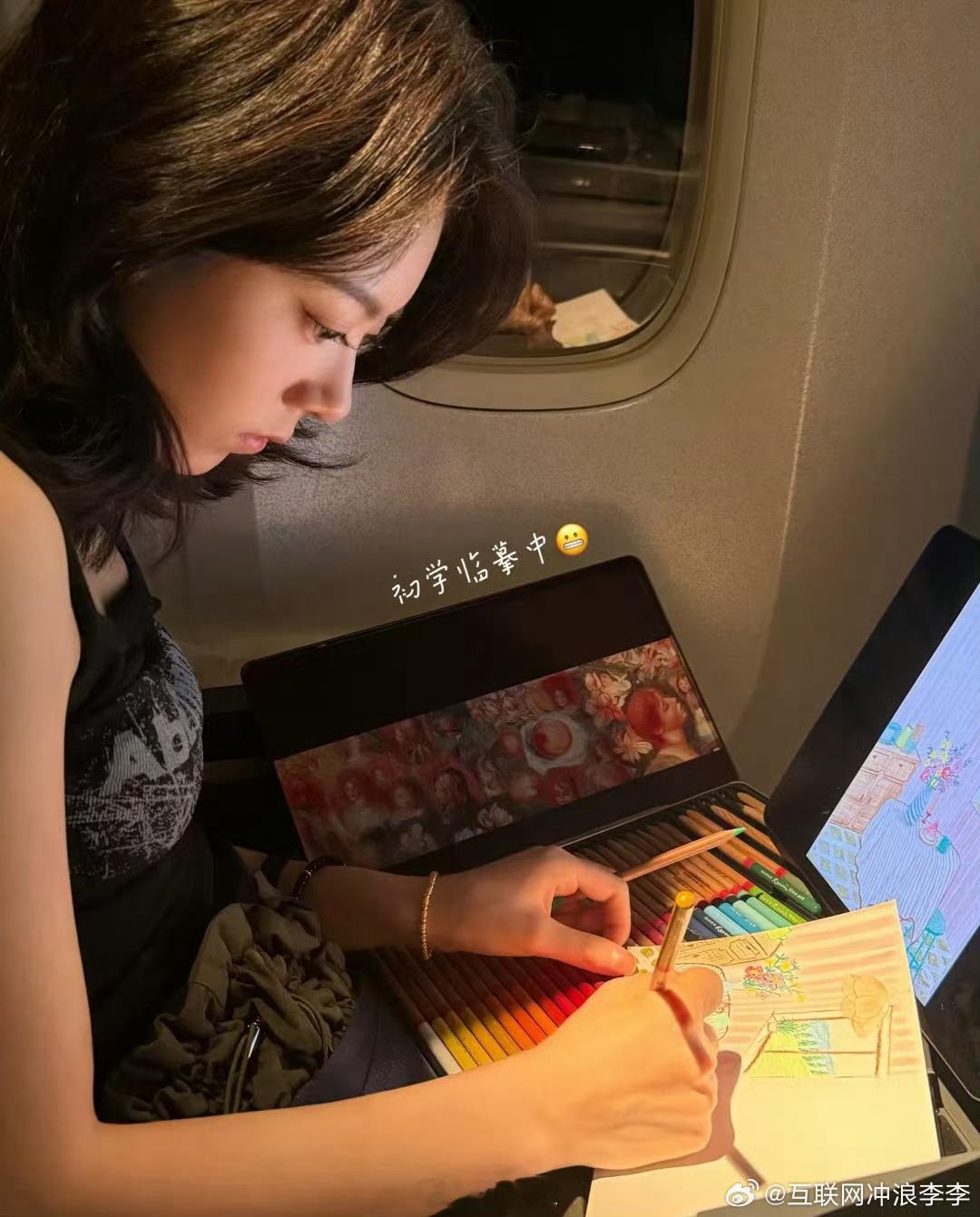 赵今麦灵魂画手赵今麦画画也太牛了！直播画小恐龙神似男主，心电图标注心动超形象，骄