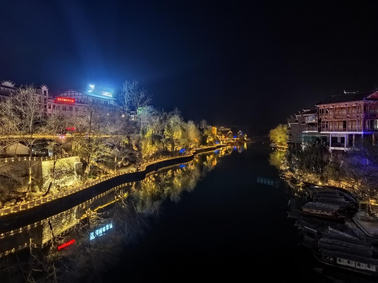 边城的夜晚……

    三月的风，还带着料峭的寒意，从江面吹来，拂过边城斑驳的