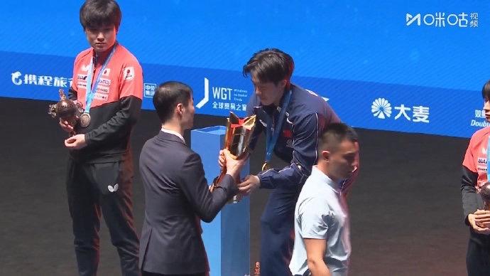 海口亚洲杯男单颁奖仪式，中国乒协主席王励勤为王楚钦颁发冠军奖杯。