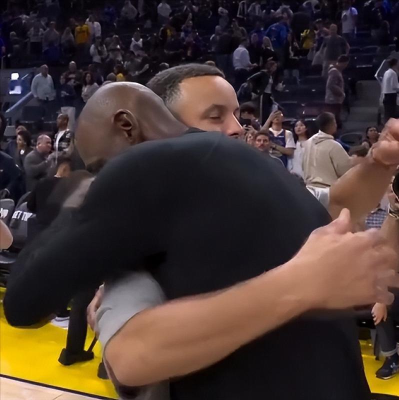 湖人勇士本赛季4次对决：

1、勇士119-109湖人
——库里出战，詹姆斯养伤