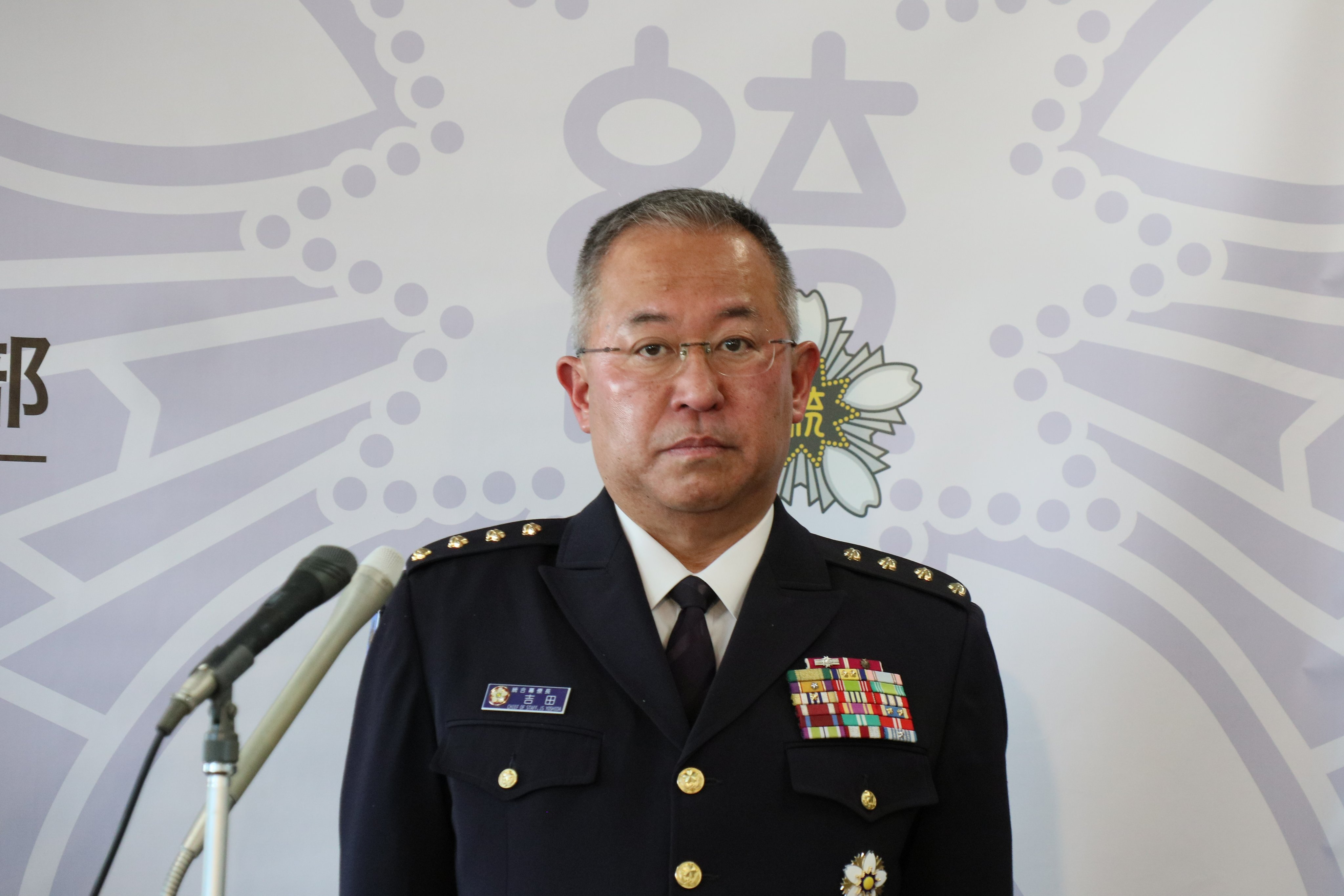 日自统合幕僚长吉田圭秀（原陆上幕僚长）由于“过劳出现发烧症状”被送到自卫队中央病