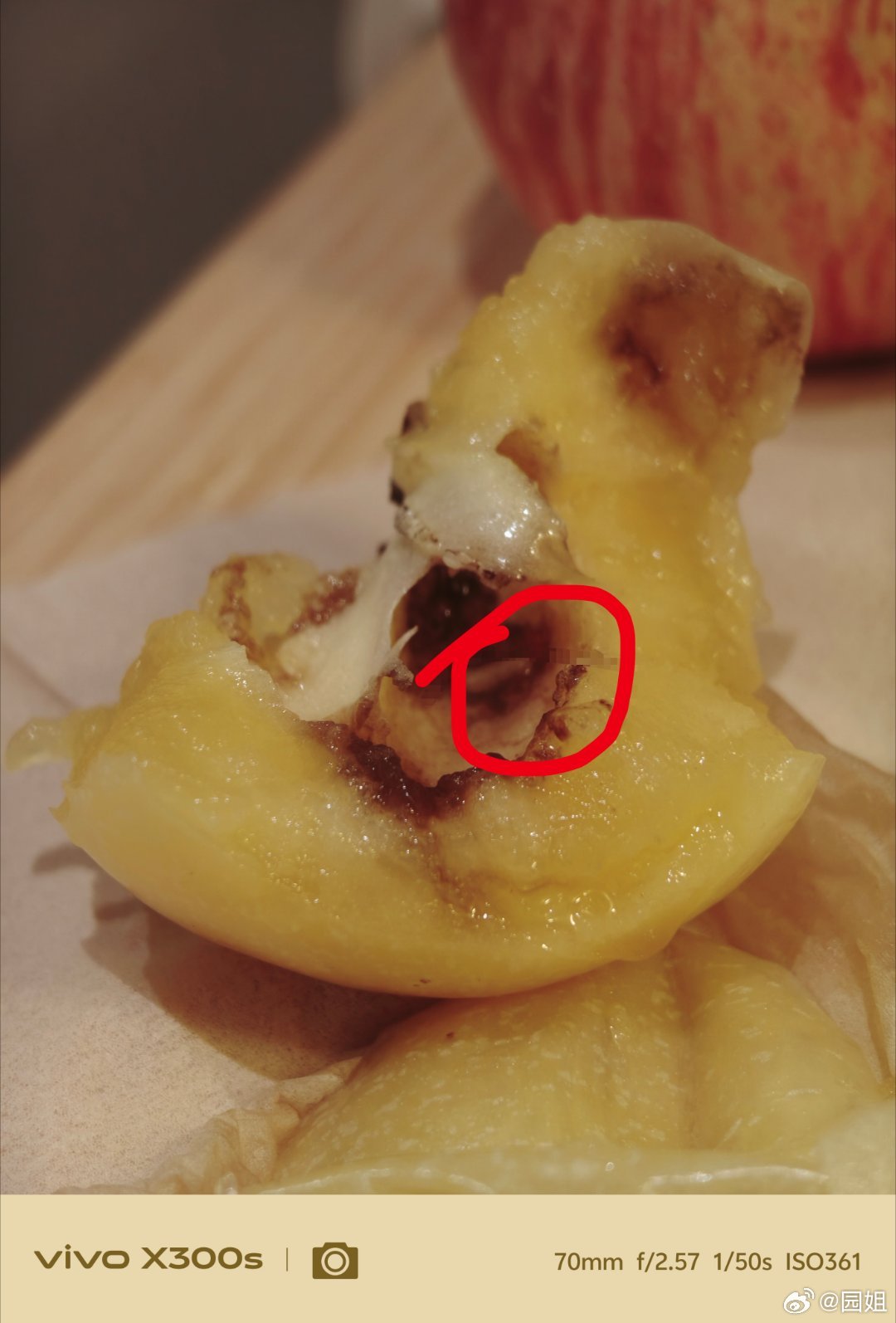 难得碰见一个好吃的人参果，结果要吃完了才看见还有一条虫子还是活的